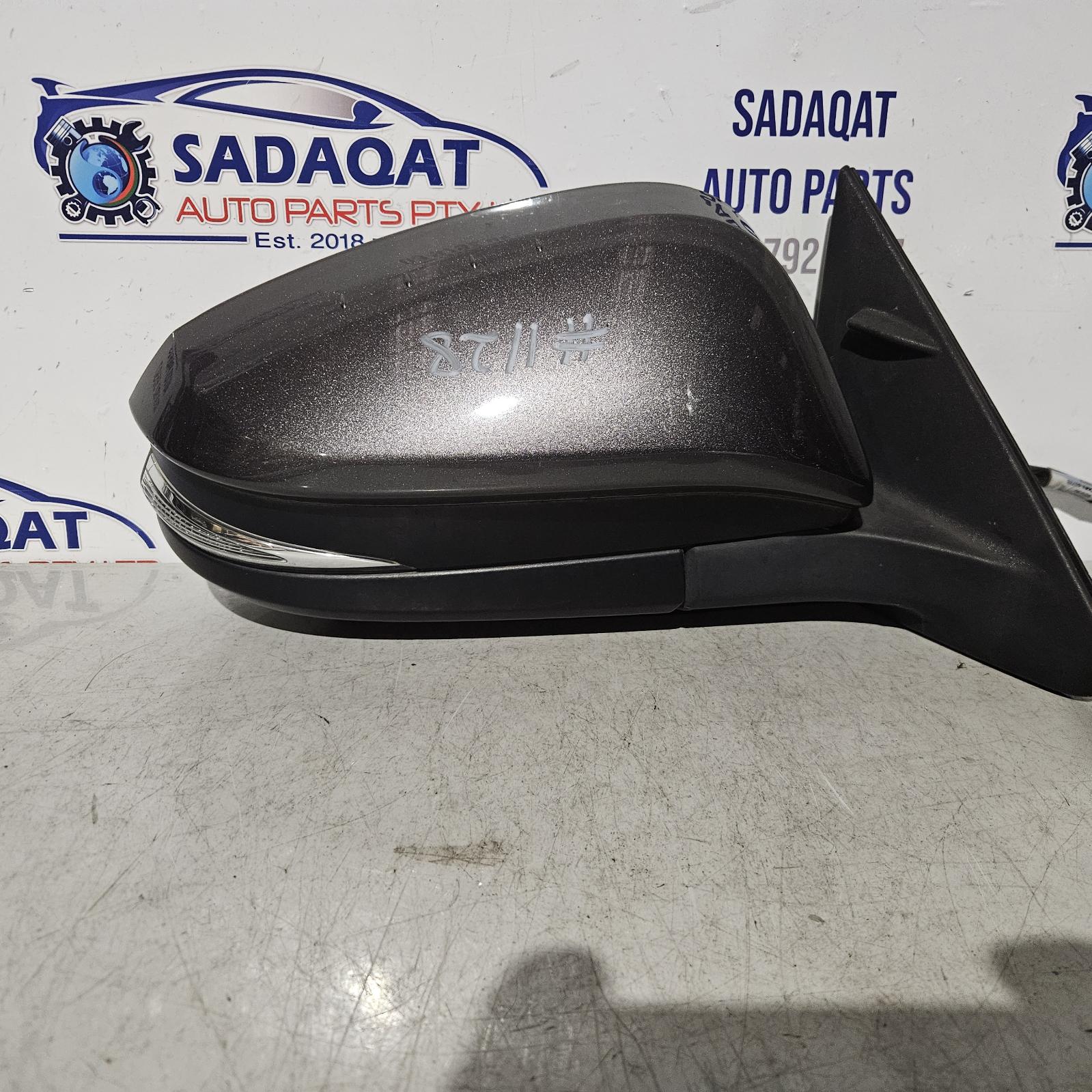View Auto part Right Door Mirror Toyota Kluger 2018